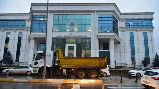 Tuzla'dan deprem bölgelerine 16 yardım tırı ve iş makineleri gönderildi