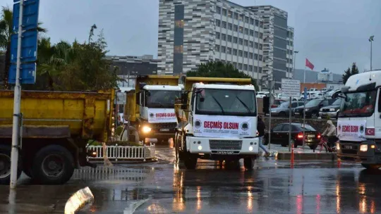 Tuzla'dan deprem bölgelerine 16 yardım tırı ve iş makineleri gönderildi