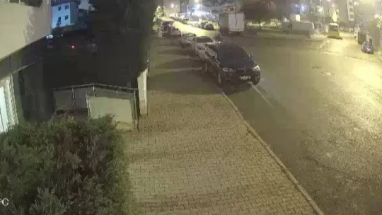 Tuzla ve Kartal'da lüks otomobillere dadanan konsol hırsızları kamerada