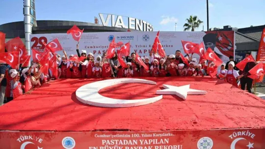 Tuzlalı miniklerden Cumhuriyet Bayramı'na özel Guinness rekoru: Dev Türk Bayraklı pasta yaptılar