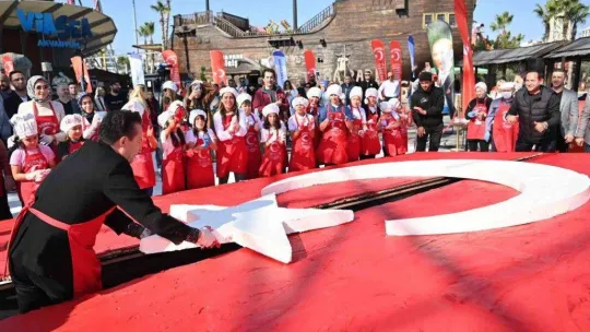 Tuzlalı miniklerden Cumhuriyet Bayramı'na özel Guinness rekoru: Dev Türk Bayraklı pasta yaptılar