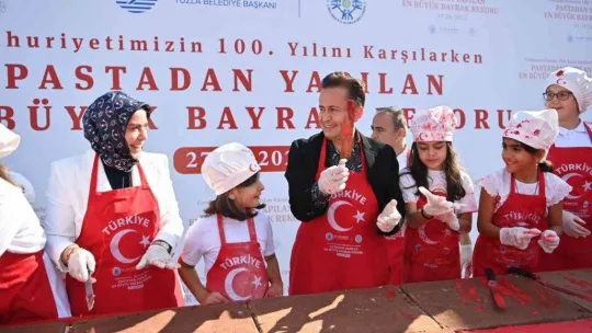 Tuzlalı miniklerden Cumhuriyet Bayramı'na özel Guinness rekoru: Dev Türk Bayraklı pasta yaptılar