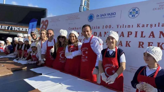 Tuzlalı miniklerden Cumhuriyet Bayramı'na özel Guinness rekoru: Dev Türk Bayraklı pasta yaptılar
