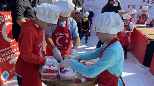 Tuzlalı miniklerden Cumhuriyet Bayramı'na özel Guinness rekoru: Dev Türk Bayraklı pasta yaptılar