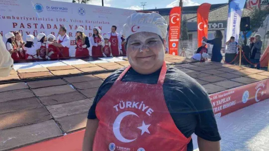 Tuzlalı miniklerden Cumhuriyet Bayramı'na özel Guinness rekoru: Dev Türk Bayraklı pasta yaptılar