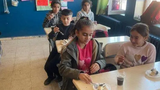 Tuzlalı öğrenciler, kendi harçlıkları ile Diyarbakırlı öğrencilere doğum günü pastası gönderiyor
