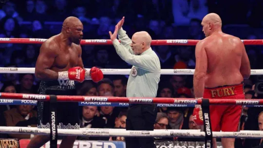 Tyson Fury, Derek Chisora'yı devirdi ve WBC ağır sıklet kemerini korudu