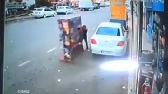 Uçan dolap...Fırtına Bursa'da herşeyi uçurdu