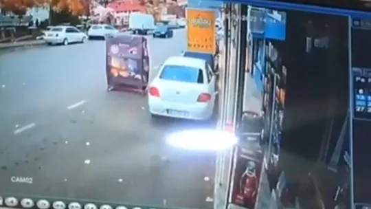 Uçan dolap...Fırtına Bursa'da herşeyi uçurdu