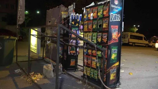 Uçan dolap...Fırtına Bursa'da herşeyi uçurdu