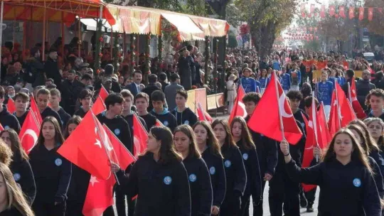 Ücretsiz dağıtılan ürünleri alabilmek için kıyasıya yarıştılar