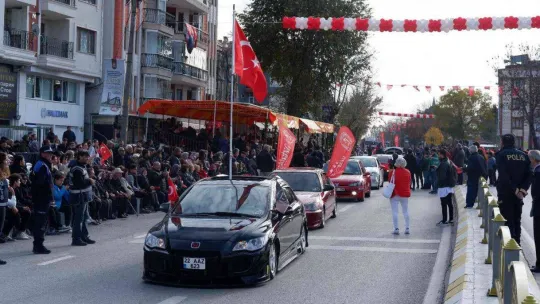 Ücretsiz dağıtılan ürünleri alabilmek için kıyasıya yarıştılar