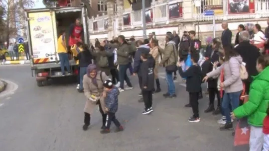 Ücretsiz dağıtılan ürünleri alabilmek için kıyasıya yarıştılar