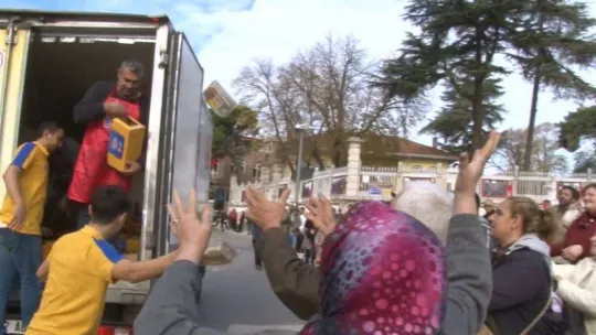 Ücretsiz dağıtılan ürünleri alabilmek için kıyasıya yarıştılar