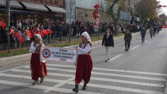 Ücretsiz dağıtılan ürünleri alabilmek için kıyasıya yarıştılar