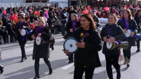 Ücretsiz dağıtılan ürünleri alabilmek için kıyasıya yarıştılar