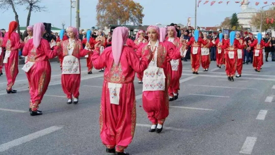 Ücretsiz dağıtılan ürünleri alabilmek için kıyasıya yarıştılar