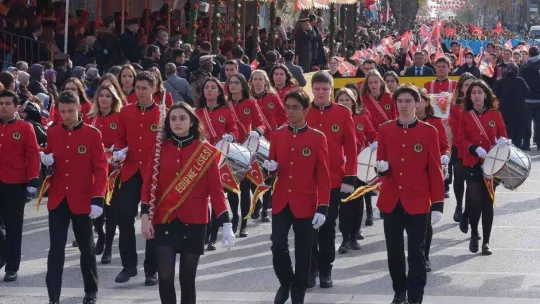 Ücretsiz dağıtılan ürünleri alabilmek için kıyasıya yarıştılar