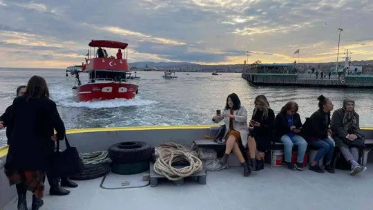 Uçurdukları dilek fenerleri ile kadına şiddete dikkat çektiler