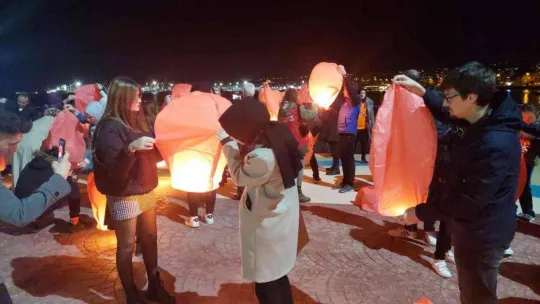 Uçurdukları dilek fenerleri ile kadına şiddete dikkat çektiler
