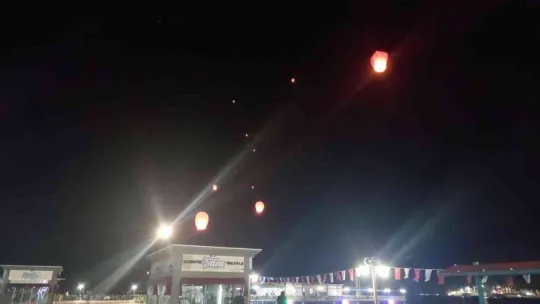 Uçurdukları dilek fenerleri ile kadına şiddete dikkat çektiler