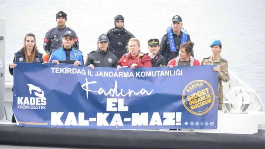 Uçurdukları dilek fenerleri ile kadına şiddete dikkat çektiler