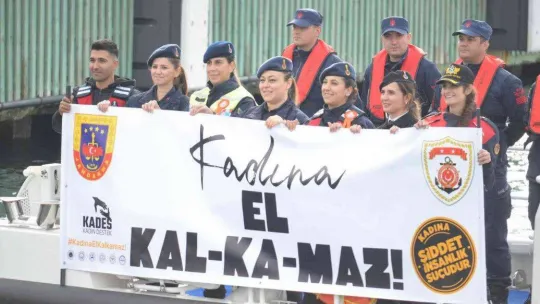 Uçurdukları dilek fenerleri ile kadına şiddete dikkat çektiler