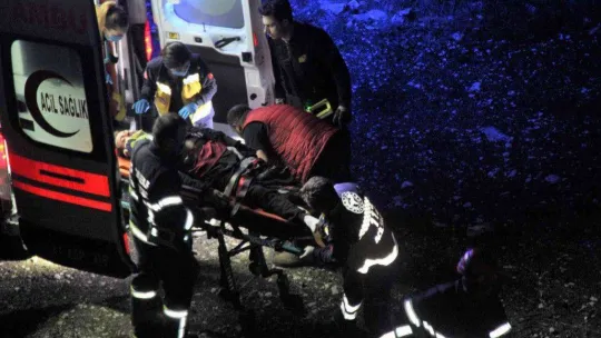 Uçurumdan düşerek yaralanan vatandaşı itfaiye ekipleri kurtardı