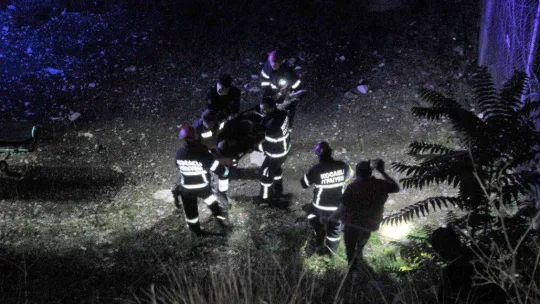 Uçurumdan düşerek yaralanan vatandaşı itfaiye ekipleri kurtardı