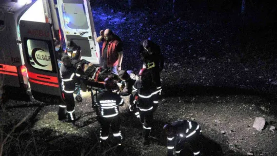 Uçurumdan düşerek yaralanan vatandaşı itfaiye ekipleri kurtardı
