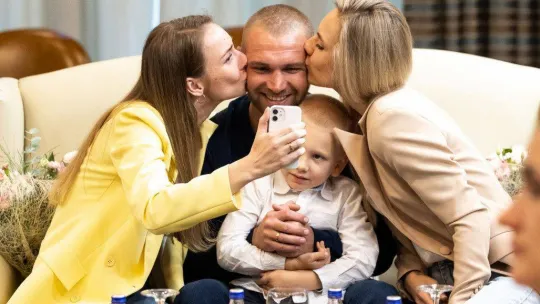 Ukrayna First Lady'si Zelenska esir takasında kurtarılan Azov komutanlarıyla İstanbul'da bir araya geldi