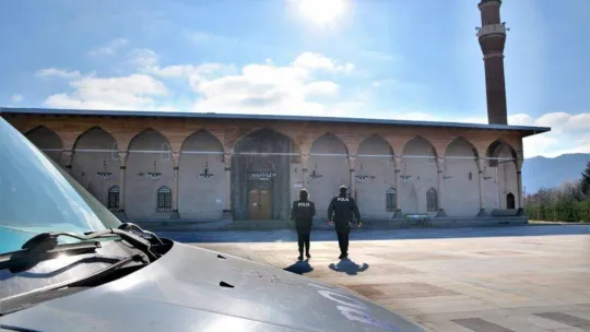 Ülke genelinde mal ve hizmet satmak suretiyle halkı rahatsız eden şahıslara ve dilencilere yönelik uygulama gerçekleştirildi