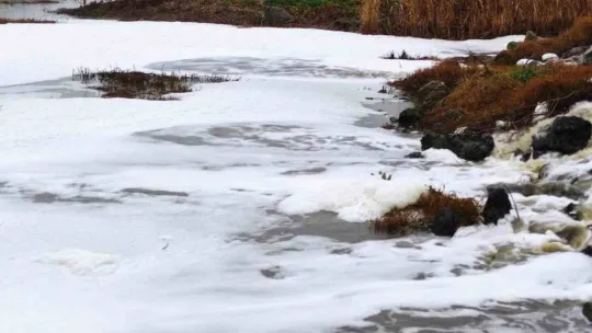 Uluabat Gölü'ne akan derelerde 'beyaz köpük' paniği
