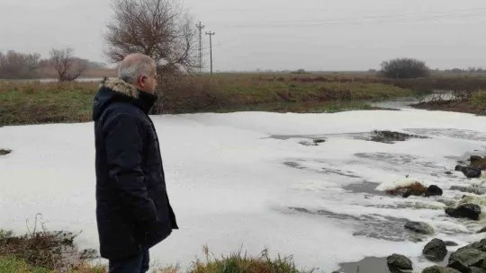 Uluabat Gölü'ne akan derelerde 'beyaz köpük' paniği