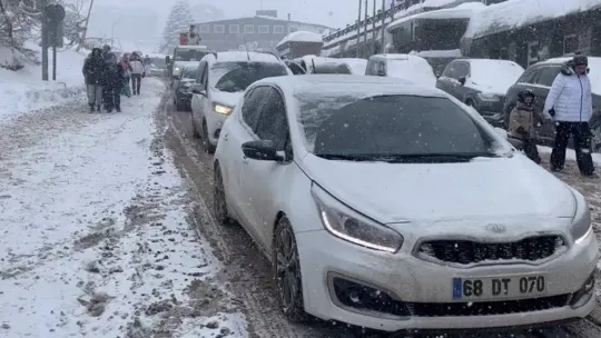 Uludağ'a akın eden tatilciler, trafikte uzun kuyruklar oluşturdu
