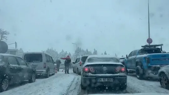 Uludağ'a akın eden tatilciler, trafikte uzun kuyruklar oluşturdu