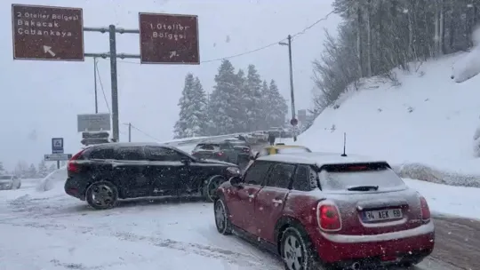 Uludağ'a akın eden tatilciler, trafikte uzun kuyruklar oluşturdu