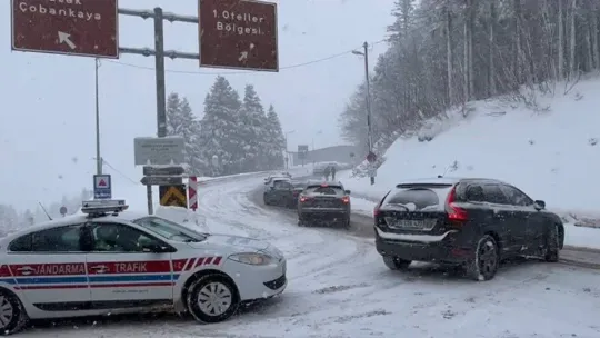 Uludağ'a akın eden tatilciler, trafikte uzun kuyruklar oluşturdu