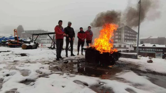 Uludağ beyaz gelinliğini giydi...Ateş yakıp kar topu oynadılar
