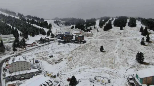 Uludağ beyaz gelinliğini giydi...Ateş yakıp kar topu oynadılar