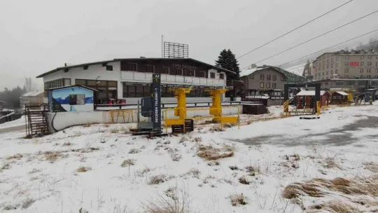 Uludağ beyaz gelinliğini giydi...Ateş yakıp kar topu oynadılar
