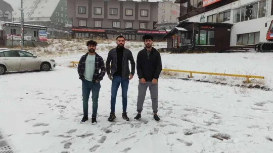 Uludağ beyaz gelinliğini giydi...Ateş yakıp kar topu oynadılar