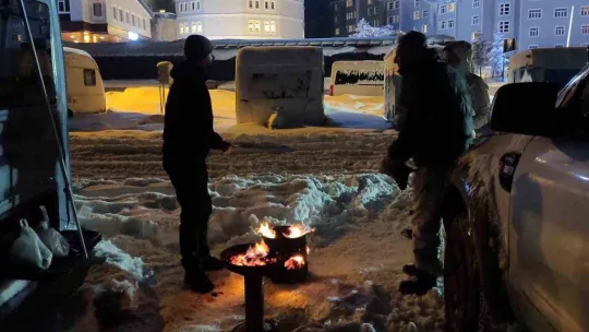 Uludağ'da gündüz kayak gece ateş başında sohbet keyfi