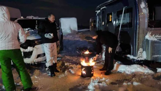 Uludağ'da gündüz kayak gece ateş başında sohbet keyfi