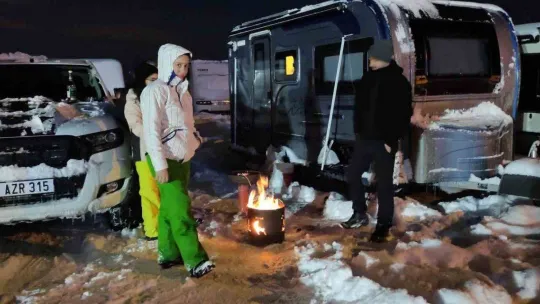 Uludağ'da gündüz kayak gece ateş başında sohbet keyfi