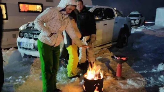 Uludağ'da gündüz kayak gece ateş başında sohbet keyfi