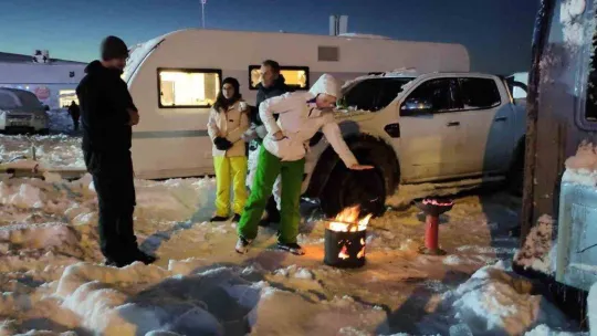 Uludağ'da gündüz kayak gece ateş başında sohbet keyfi