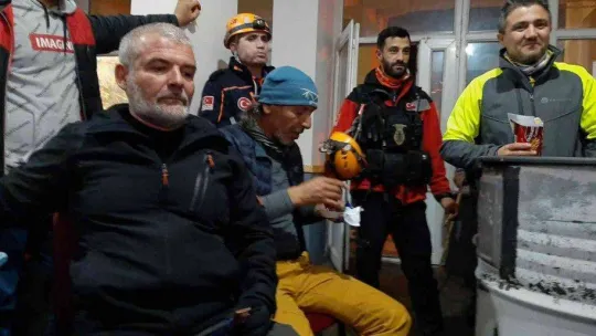 Uludağ'da mahsur kalan milli sporcu ve arkadaşı 5 saat sonra kurtarıldı