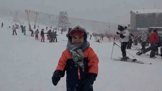 Uludağ'da yarıyılın son gününde tatilciler karın keyfini çıkarttı