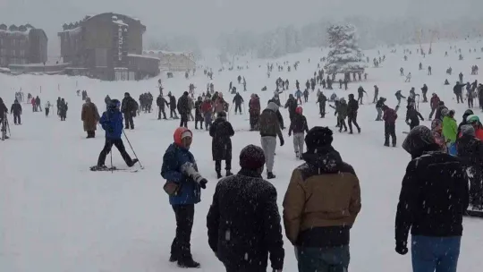 Uludağ'da yarıyılın son gününde tatilciler karın keyfini çıkarttı